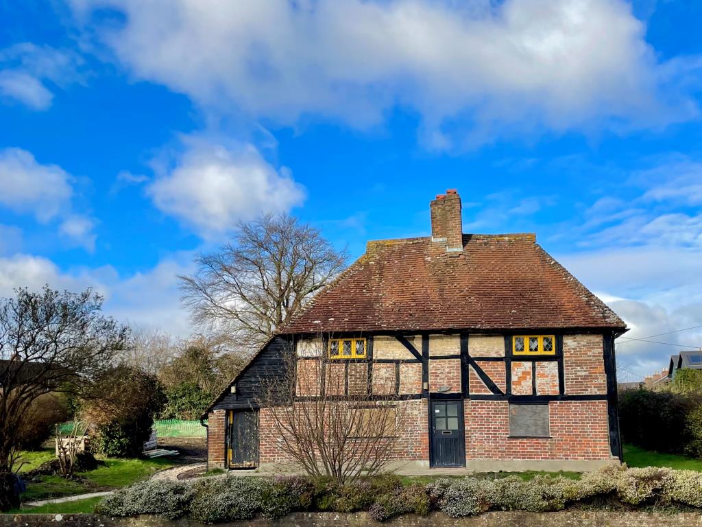 Lot: 14 - PERIOD COTTAGE WITH LAND FOR RENOVATION - 